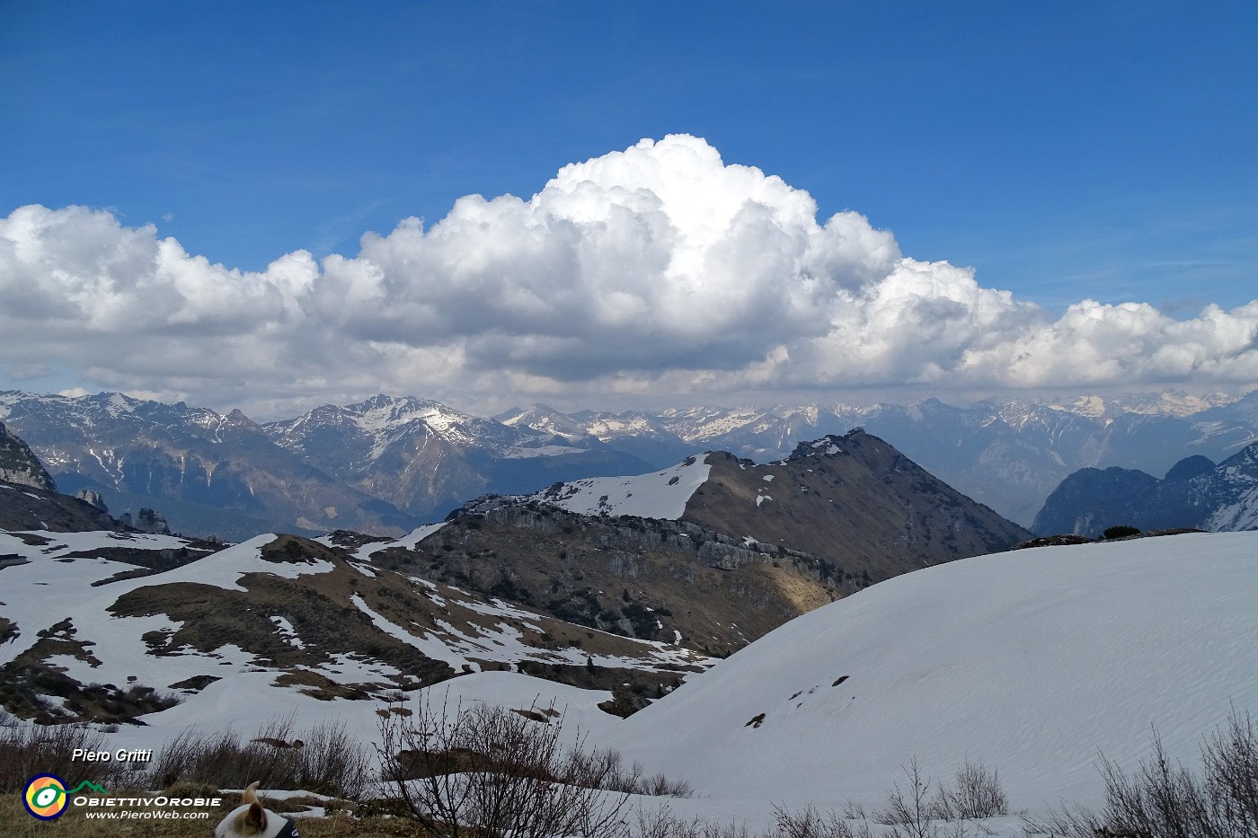 66 Bei cumuli primaverili sulle Orobie.JPG -                                